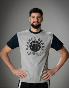 T-Shirt med basketball T-Shirt med basketball