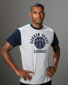 T-Shirt med basketball