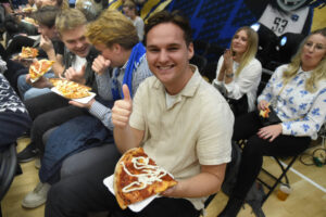 Chellos leverer igen pizza til Students’ Basketball Party